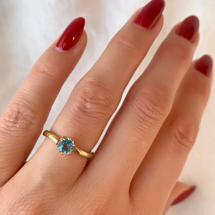 topas solitairering i 9 karat gull 0,65 ct