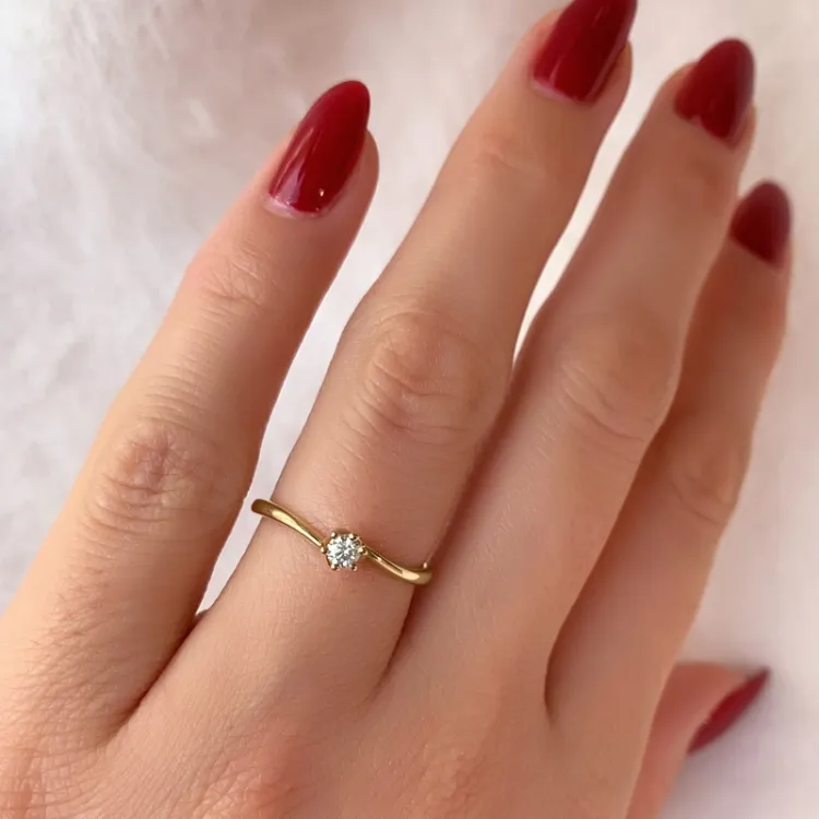 0,10 ct diamant solitairering i 14 karat gull 0,10 ct