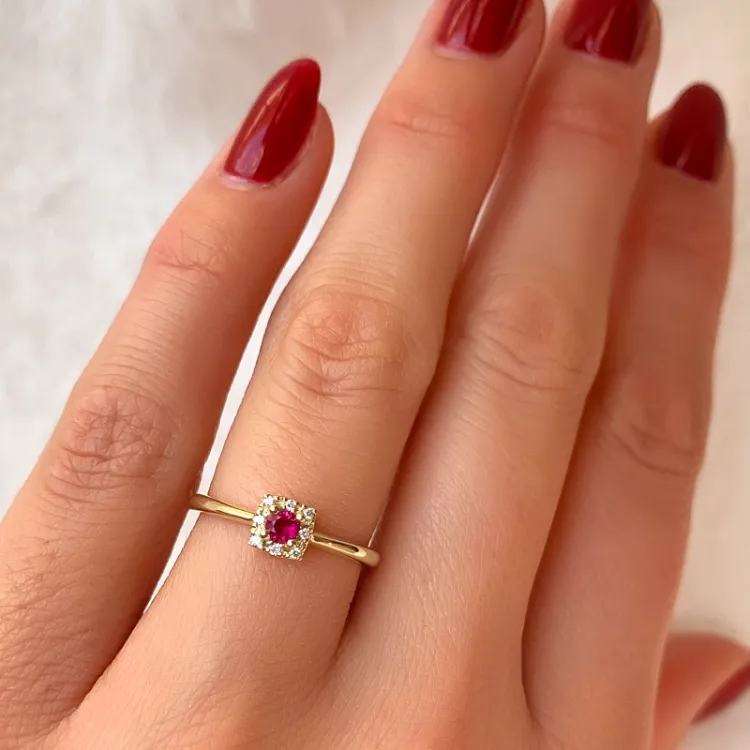 rubin briljantring i 14 karat gull 0,147 ct 0,04 ct