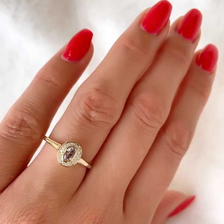 oval morganit briljantring i 14 karat gull 0,18 ct 0,072 ct