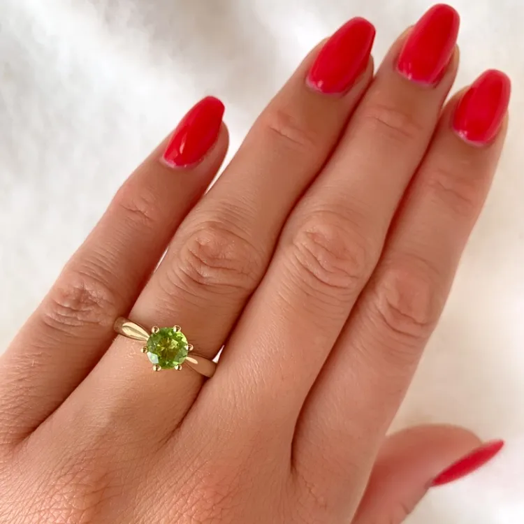 grønn peridot solitairering i 14 karat gull 1,27 ct