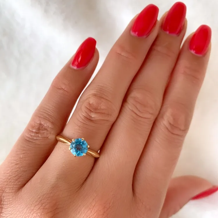 topas solitairering i 14 karat gull 1,35 ct