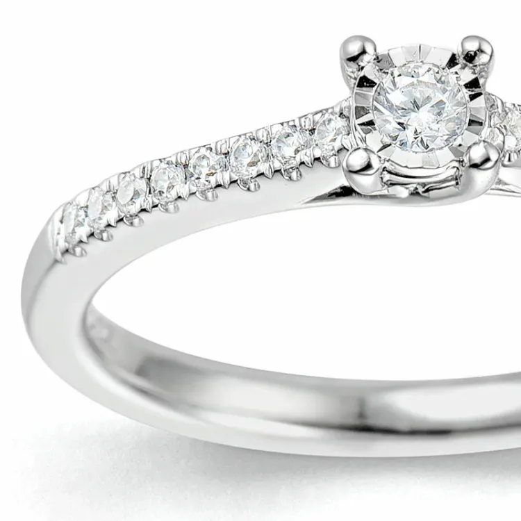 diamant ring i 14 karat hvitt gull 0,057 ct 0,102 ct
