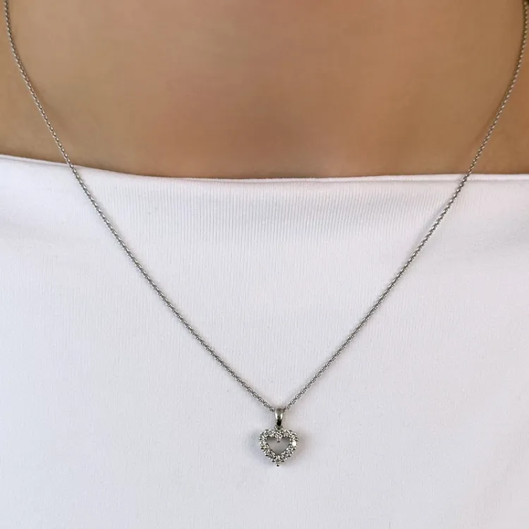 hjerte diamantanheng i 14 karat hvitt gull 0,18 ct