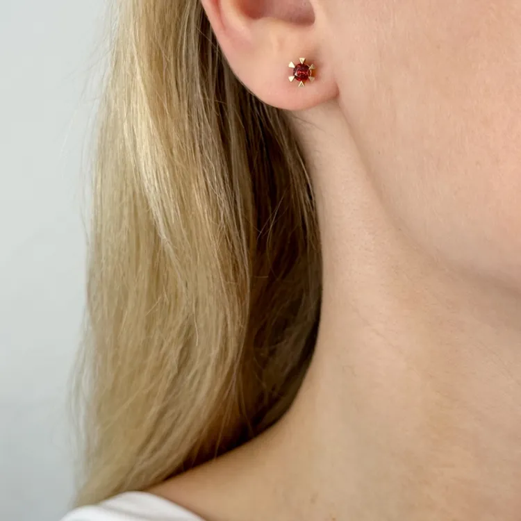 2 x 0,28 ct granat solitaireørepynt i 14 karat gull med granat
