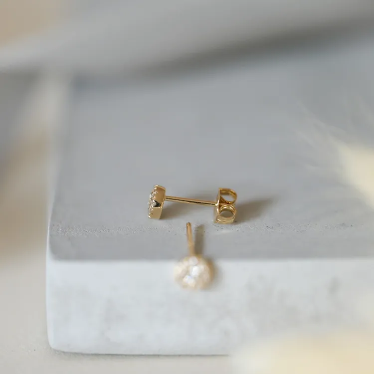 runde diamant ørestikker i 14 karat gull med diamant