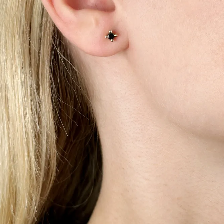 2 x 0,10 ct svart diamant solitaireørepynt i 14 karat gull med svart diamant