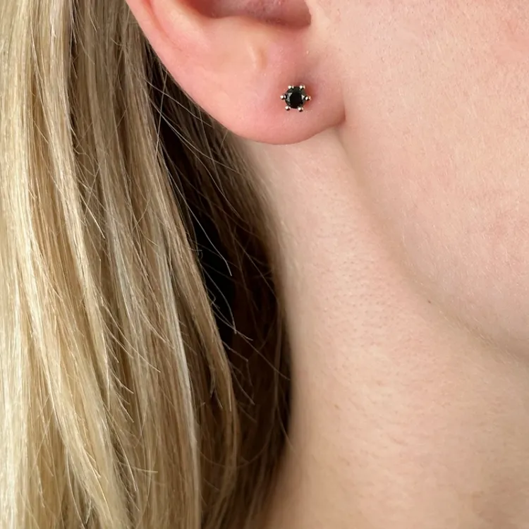 2 x 0,15 ct svart briljant solitaireørepynt i 14 karat gull med svart diamant