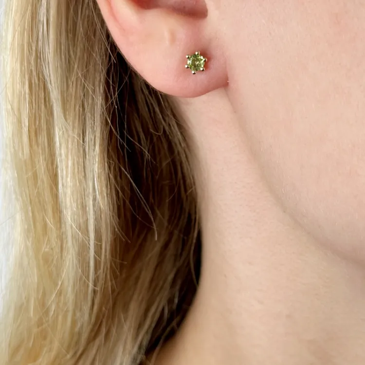 2 x 0,23 ct peridot solitaireørepynt i 14 karat gull med peridot