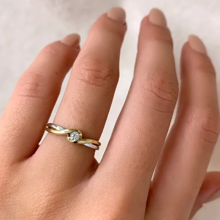 Elegant zirkon ring i 14 karat gull med rhodium