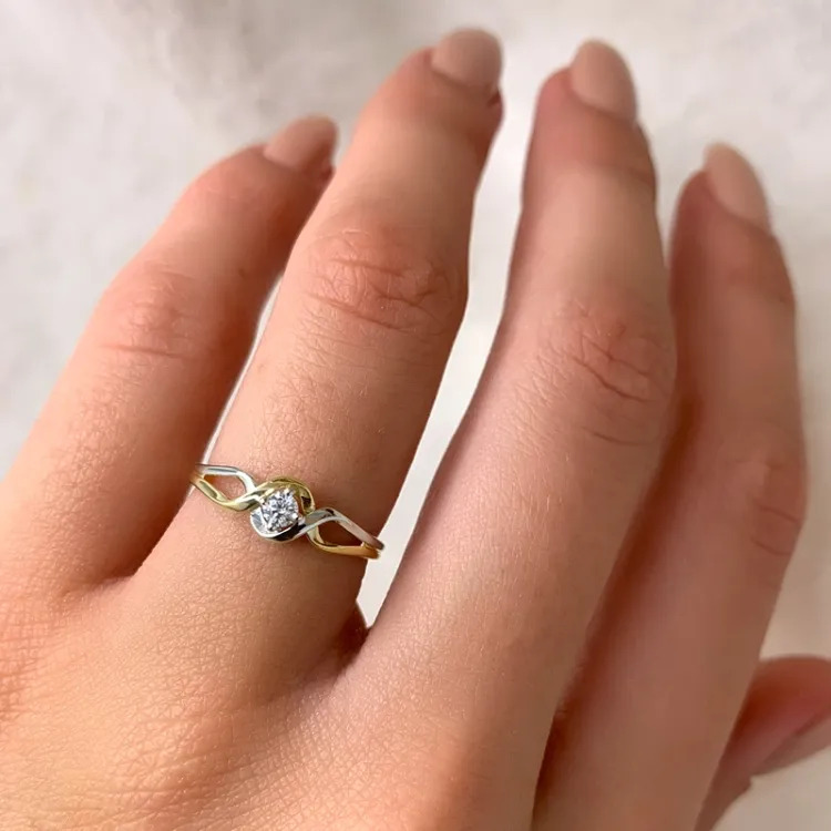 hvit zirkon ring i 14 karat gull med rhodium