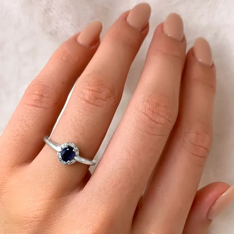 oval safir ring i 14 karat hvitt gull