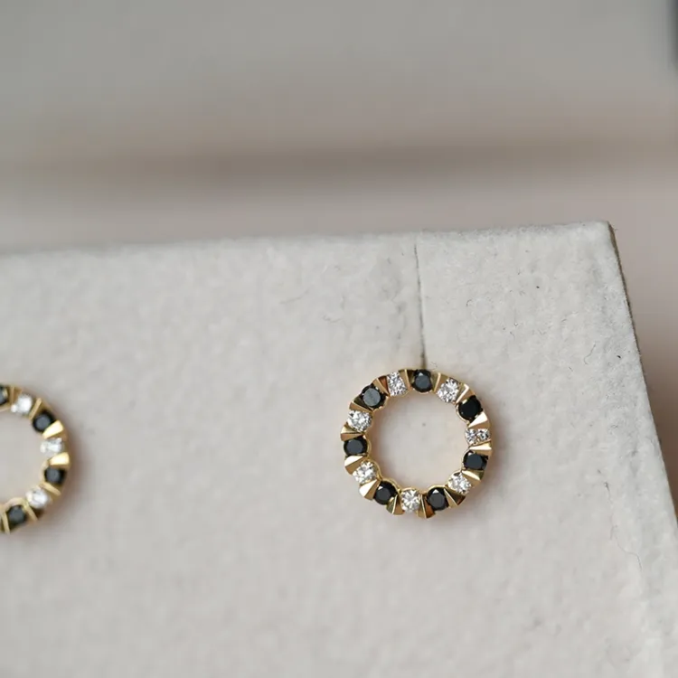 runde svart diamant ørestikker i 14 karat gull med diamant og svart diamant 