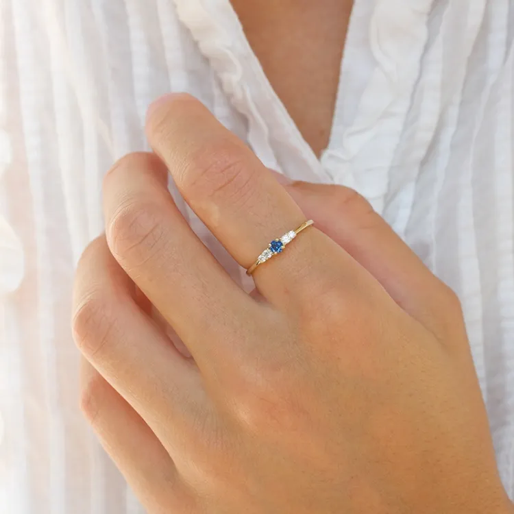 smal blå zirkon ring i 9 karat gull - Gold Collection