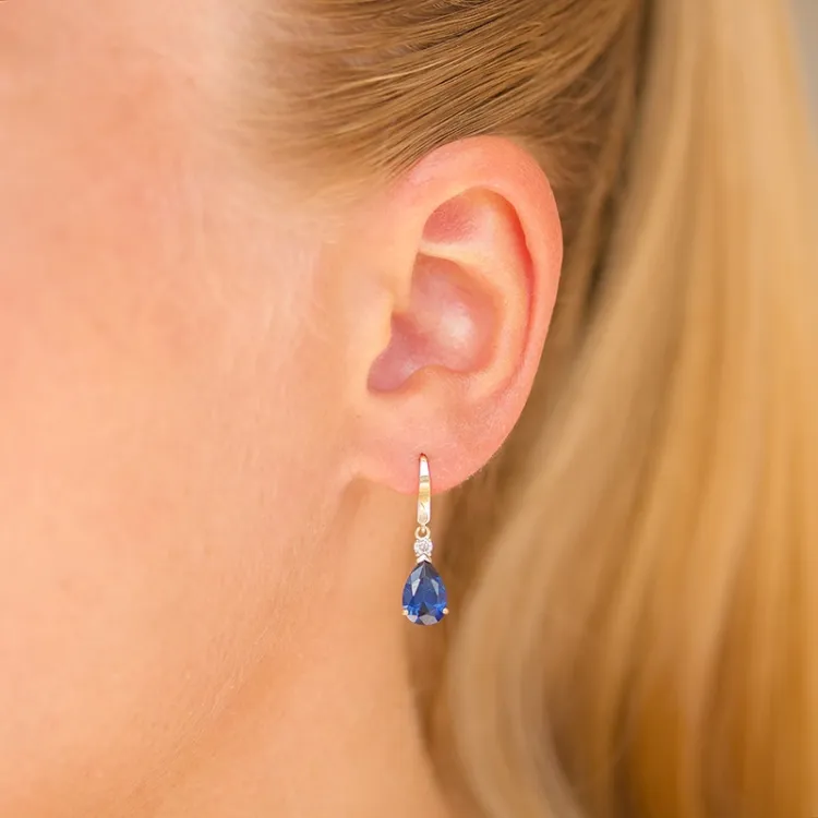 dråpeformede øredobber i 9 karat gull med syntetisk safir og zirkon - Gold Collection