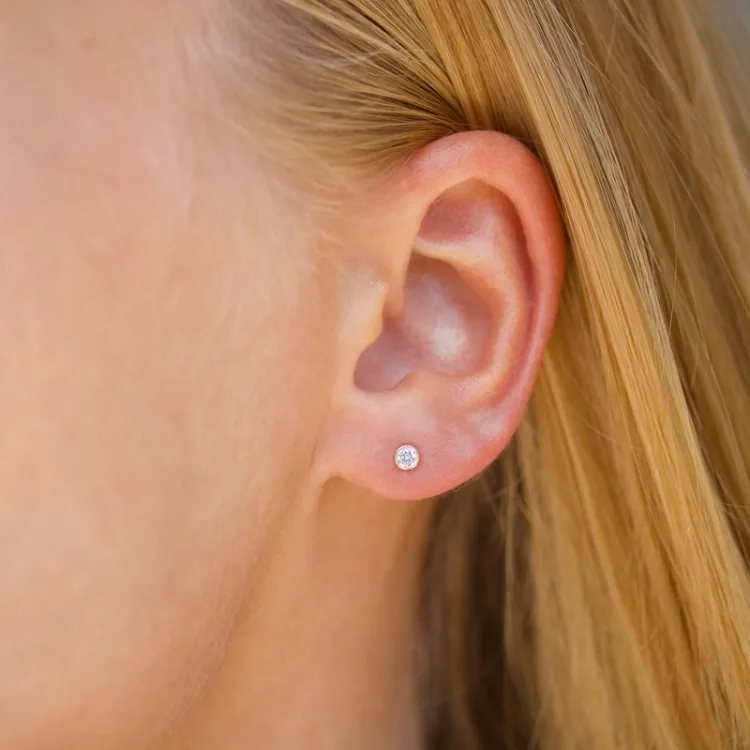 3 mm runde ørestikker i 9 karat gull med zirkon - Gold Collection