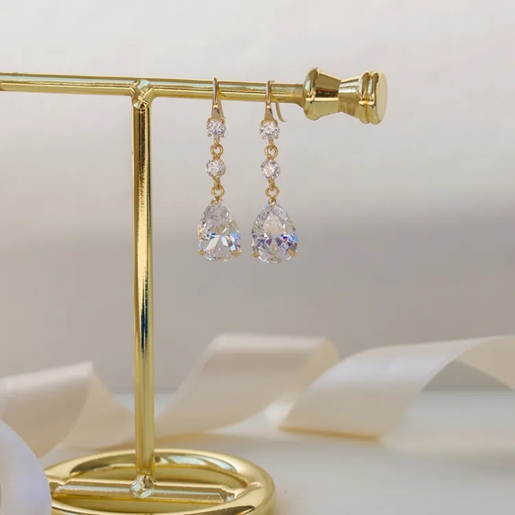 dråpe øredobber i 9 karat gull med zirkon - Gold Collection