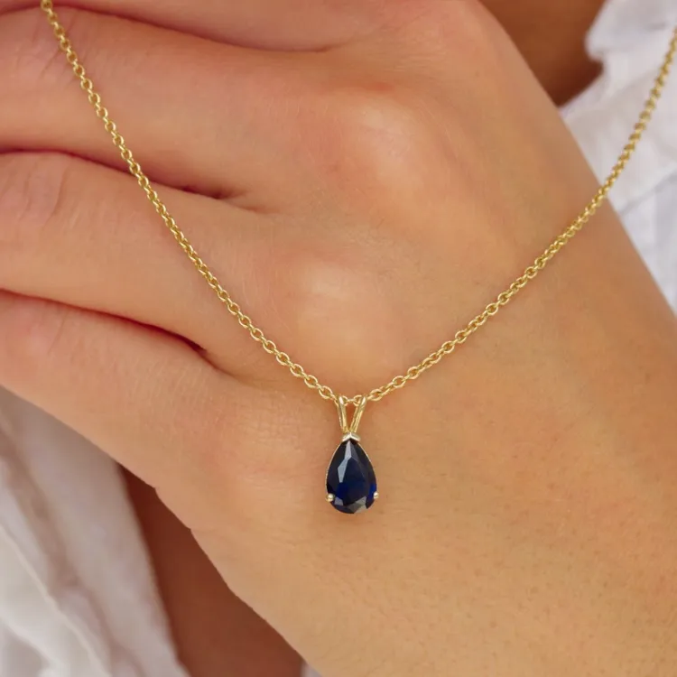 dråpe blå syntetisk safir anheng i 9 karat gull - Gold Collection