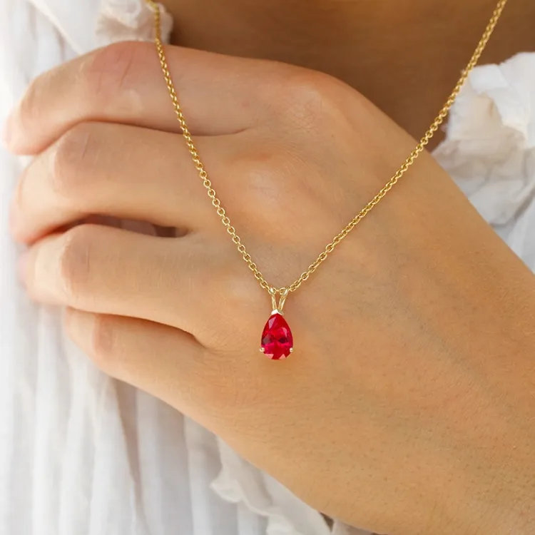 dråpe rosa syntetisk rubin anheng i 9 karat gull - Gold Collection