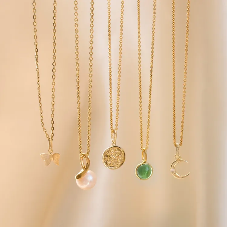 matt sommerfugl anheng i 9 karat gull - Gold Collection