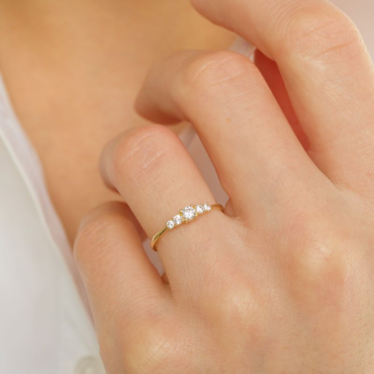 smal hvit zirkon ring i 9 karat gull - Gold Collection
