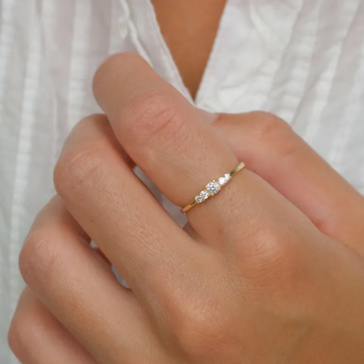 smal hvit zirkon ring i 9 karat gull - Gold Collection