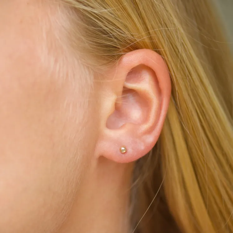 3 mm kule øredobber i 14 karat gull - Gold Collection