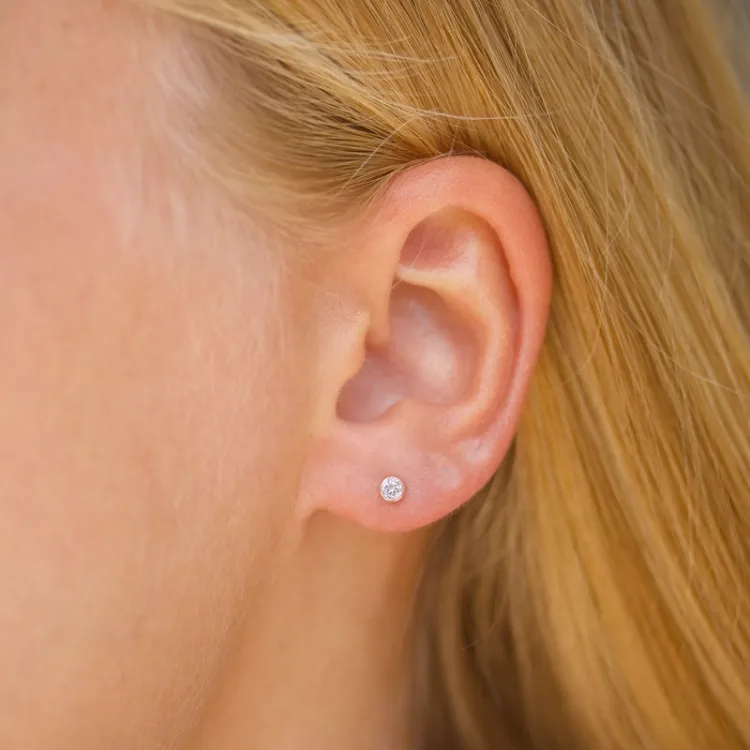 3 mm runde øredobber i 14 karat gull med zirkon - Gold Collection