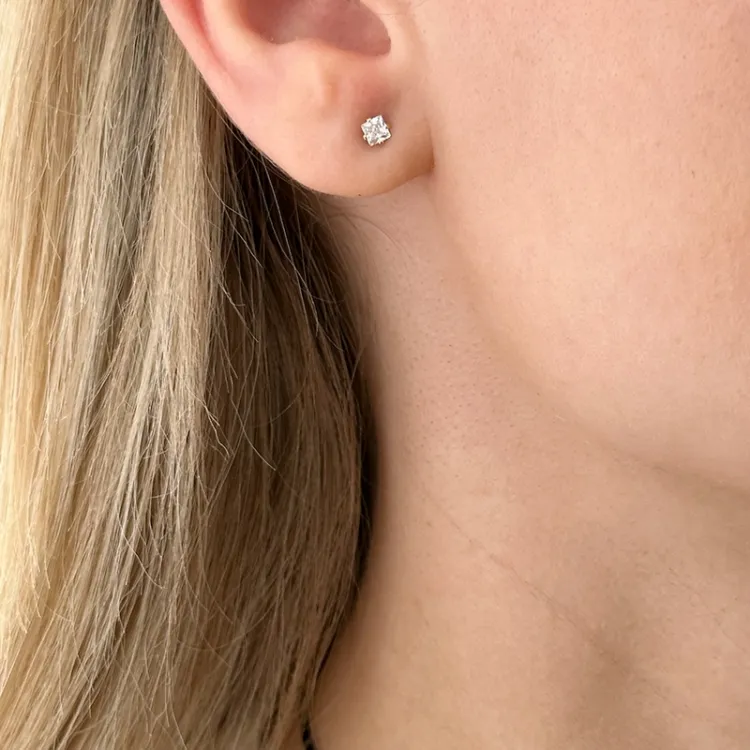 firkantet 3 x 3 mm øredobber i 14 karat gull med zirkon - Gold Collection