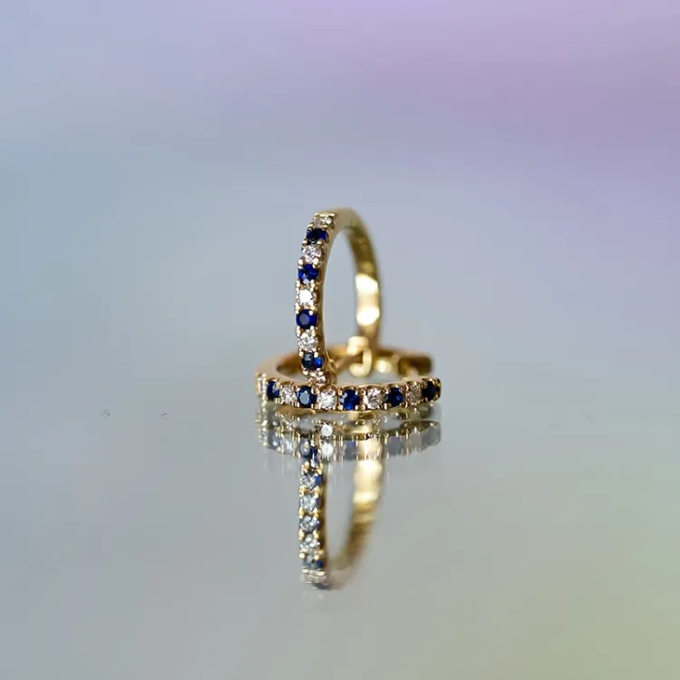 13 mm safir creol i 14 karat gull med diamant og safir