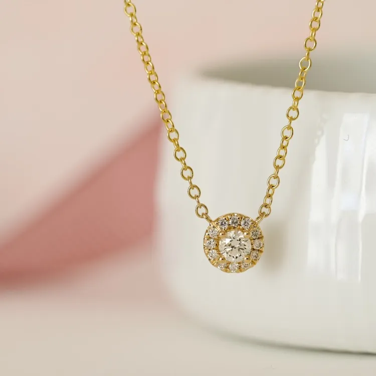 45 cm halskjede med anheng i 14 karat gull 0,234 ct