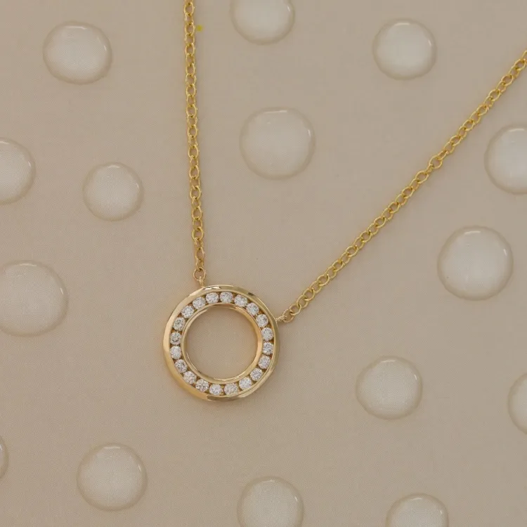 45 cm halskjede med anheng i 14 karat gull 0,20 ct