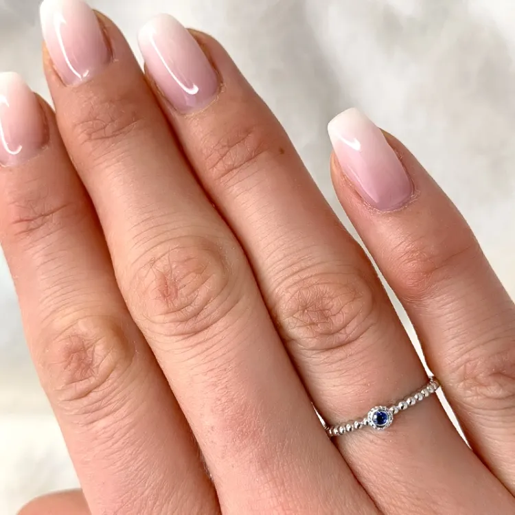 rund safir ring i 14 karat hvitt gull 0,04 ct