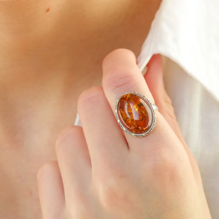 Oval rav ring i oksidert sterlingsølv