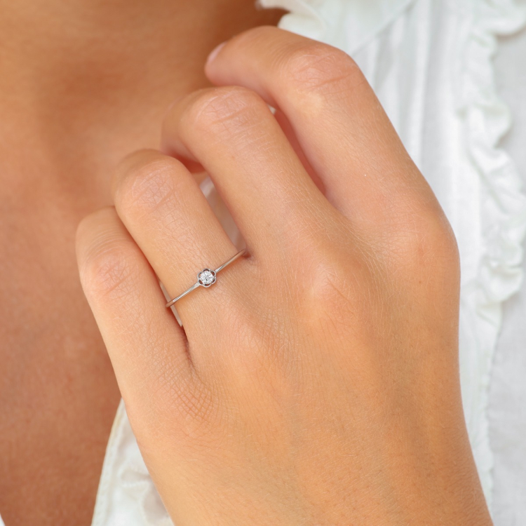 blomst lab grown diamant ring i rodinert sølv