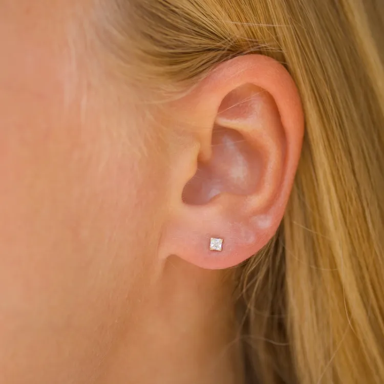 2,5 mm ørestikker i 9 karat gull med zirkon - Gold Collection