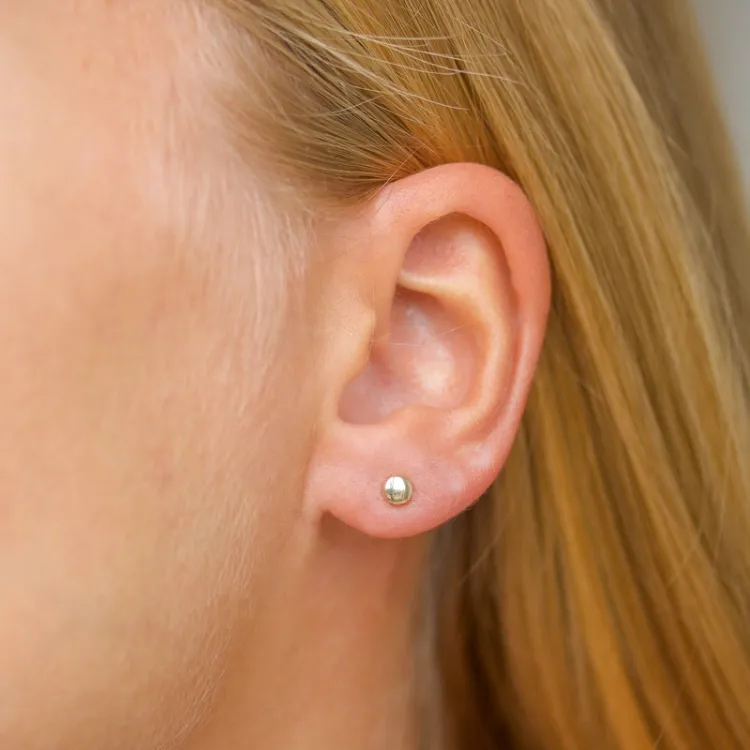 4 mm runde ørestikker i 9 karat gull - Gold Collection