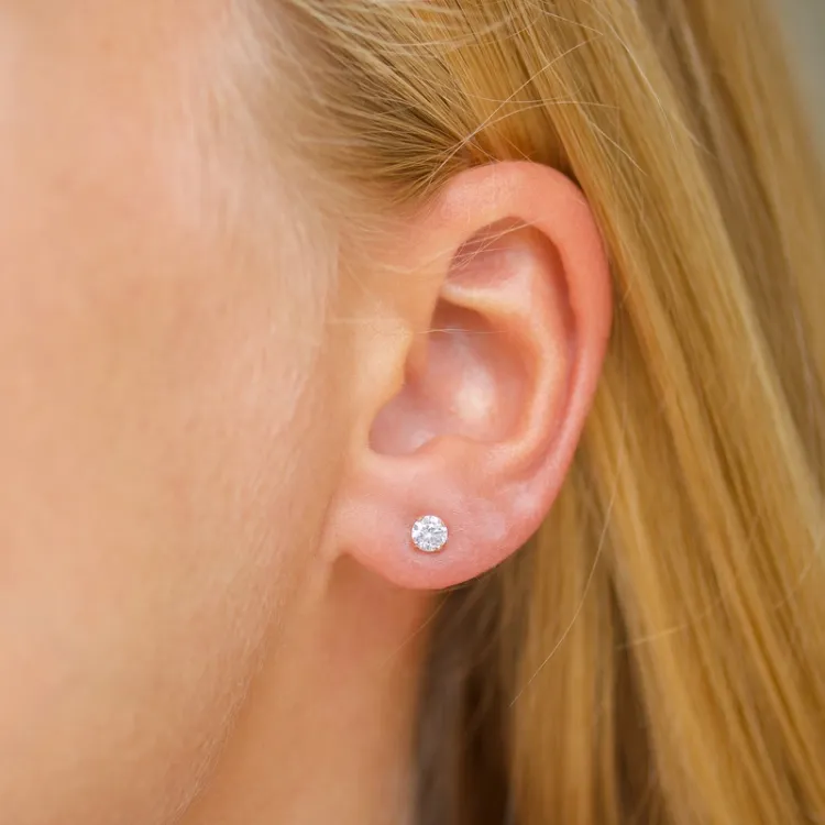 4 mm ørestikker i 9 karat gull med zirkon - Gold Collection