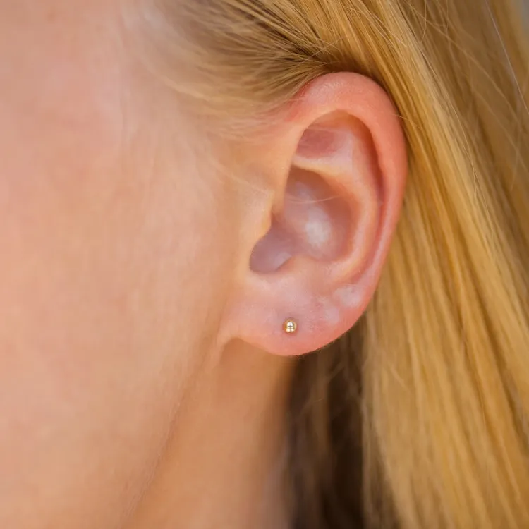 2,5 mm kule helix piercing i 9 karat gull - Gold Collection