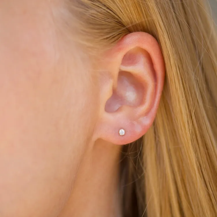2,5 mm rund helix piercing i 9 karat gull med zirkon - Gold Collection