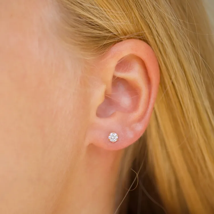 4 mm ørestikker i 9 karat gull med zirkon - Gold Collection