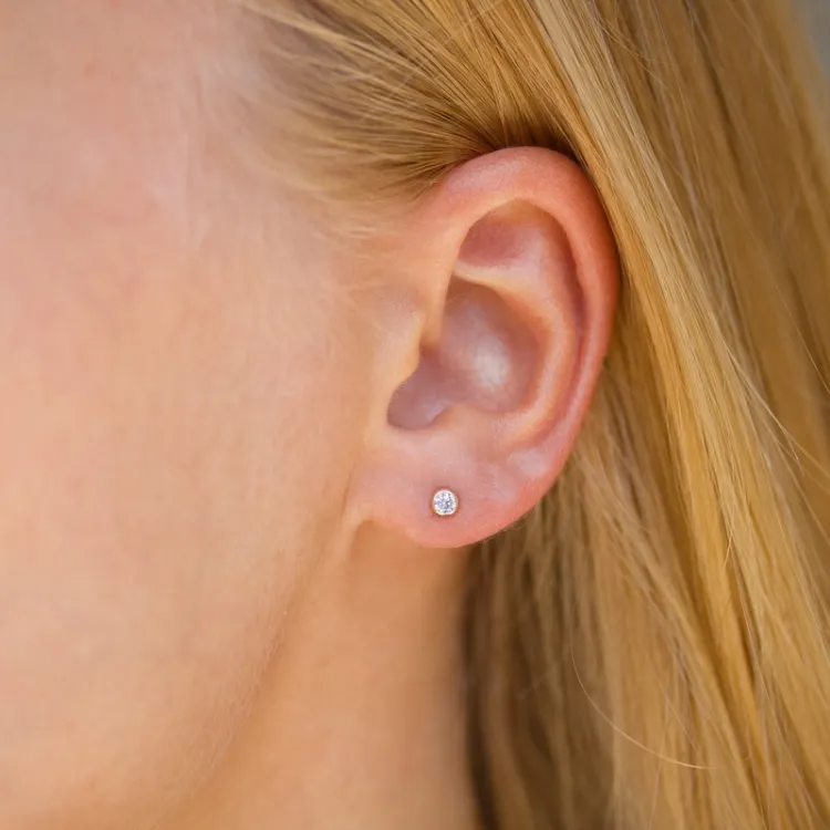 1/2 par 3 mm øredobber i 9 karat gull med zirkon - Gold Collection