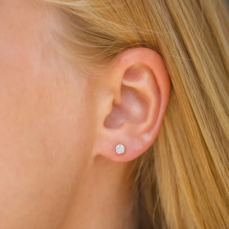4 mm ørestikker i 9 karat gull med zirkon - Gold Collection