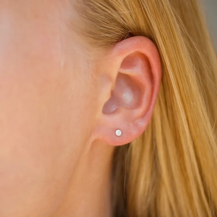 2,5 mm ørestikker i 9 karat gull med zirkon - Gold Collection