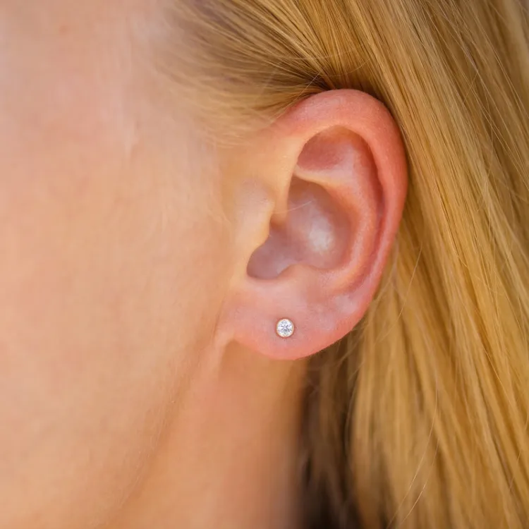 1/2 par 3 mm øredobber i 9 karat gull med zirkon - Gold Collection