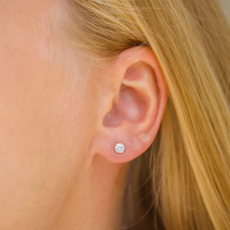 4 mm ørestikker i 9 karat gull med zirkon - Gold Collection