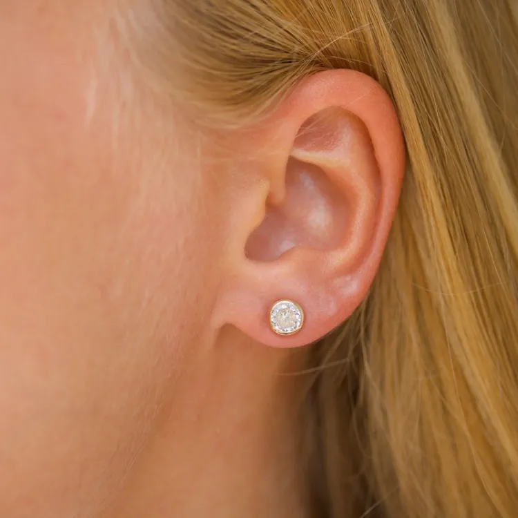 6 mm ørestikker i 9 karat gull med zirkon - Gold Collection