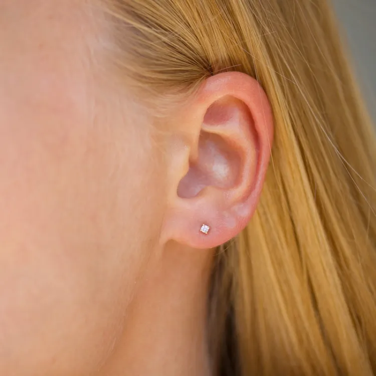 1/2 par 2 mm øredobber i 9 karat gull med zirkon - Gold Collection