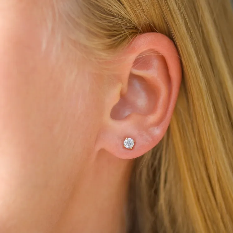 4 mm zirkon ørestikker i 9 karat gull med zirkon - Gold Collection