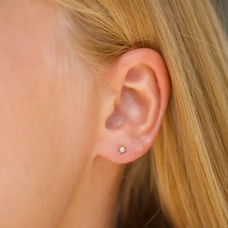 2 mm zirkon ørestikker i 9 karat gull med zirkon - Gold Collection